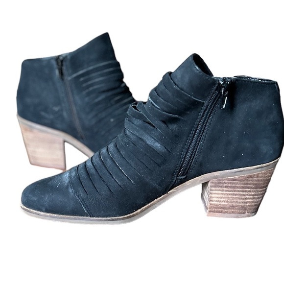 Lucky Brand sliced black leather bootie size 8.5 stacked heel - Picture 3 of 6